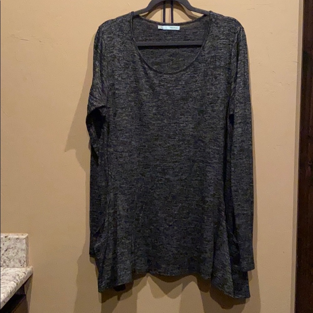 Heather Black Shirt w/Tulip hem & Pockets.